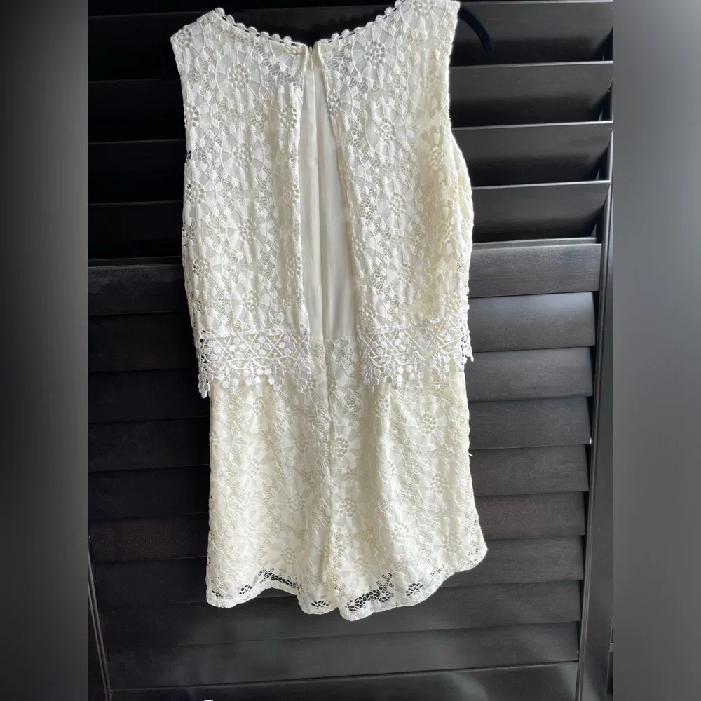Lace Romper sleeveless shorts Size M cream color back zip boho